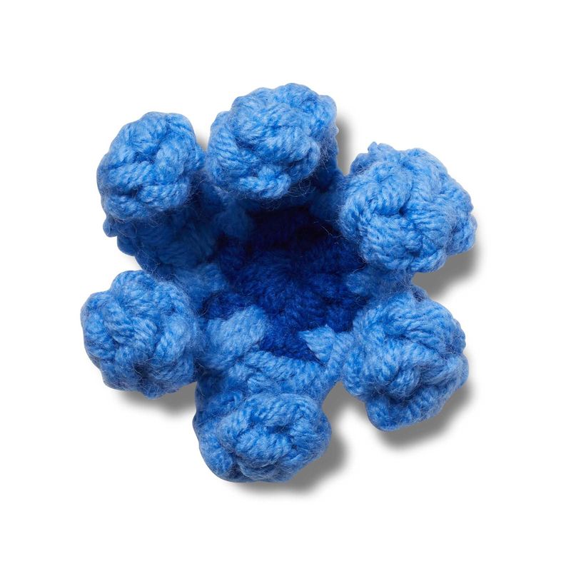 Jibbitz-Flor-de-Crochet-Azul-Crocs