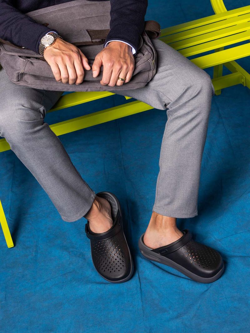 Zueco-Unisex-InMotion-Clog-Negro-Crocs