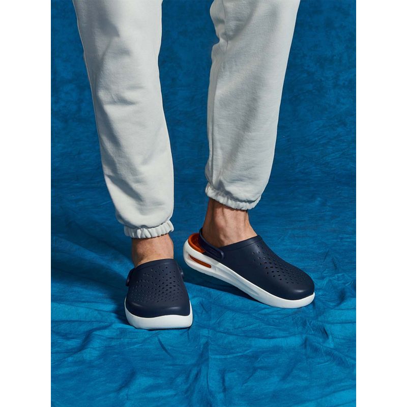 Zueco-Unisex-InMotion-Clog-Azul-Crocs